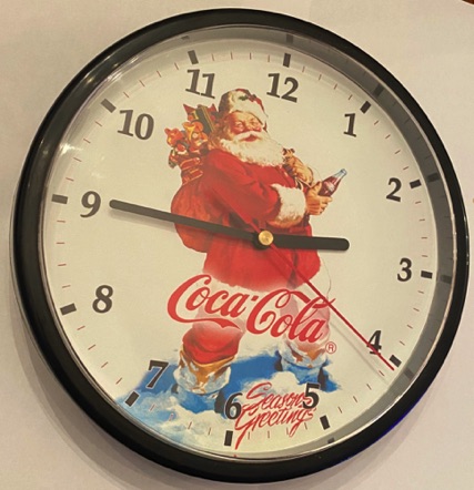 3163-1 € 15,00 coca cola klok afb. kerstman staand in de sneeuw 21 cm